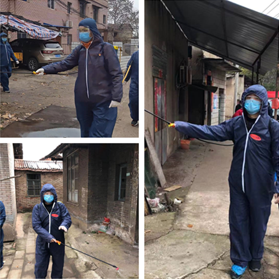 周原和吳慶同其他隊(duì)員一起開(kāi)展社區(qū)衛(wèi)生消毒工作.png 周原和吳慶同其他隊(duì)員一起開(kāi)展社區(qū)衛(wèi)生消毒工作.png